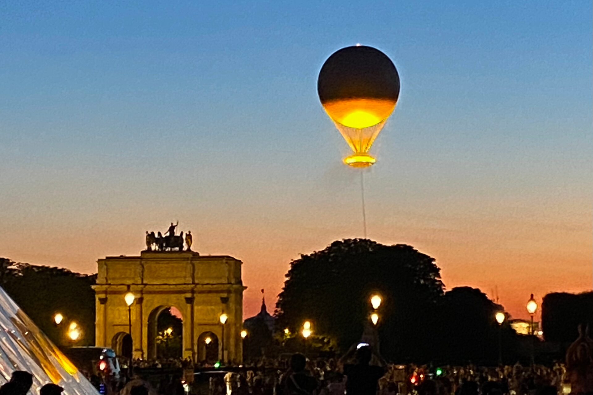 空飛ぶ聖火台パリオリンピック